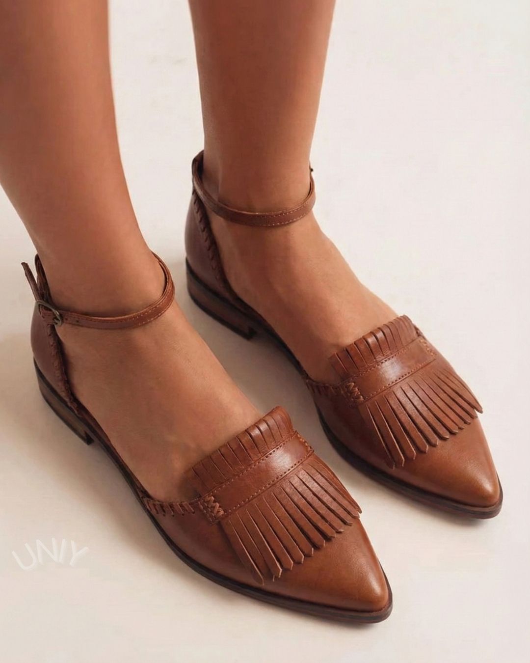 Bruine leren platte schoenen met puntige neus, franjes en enkelbandje [Vooraf bestellen]