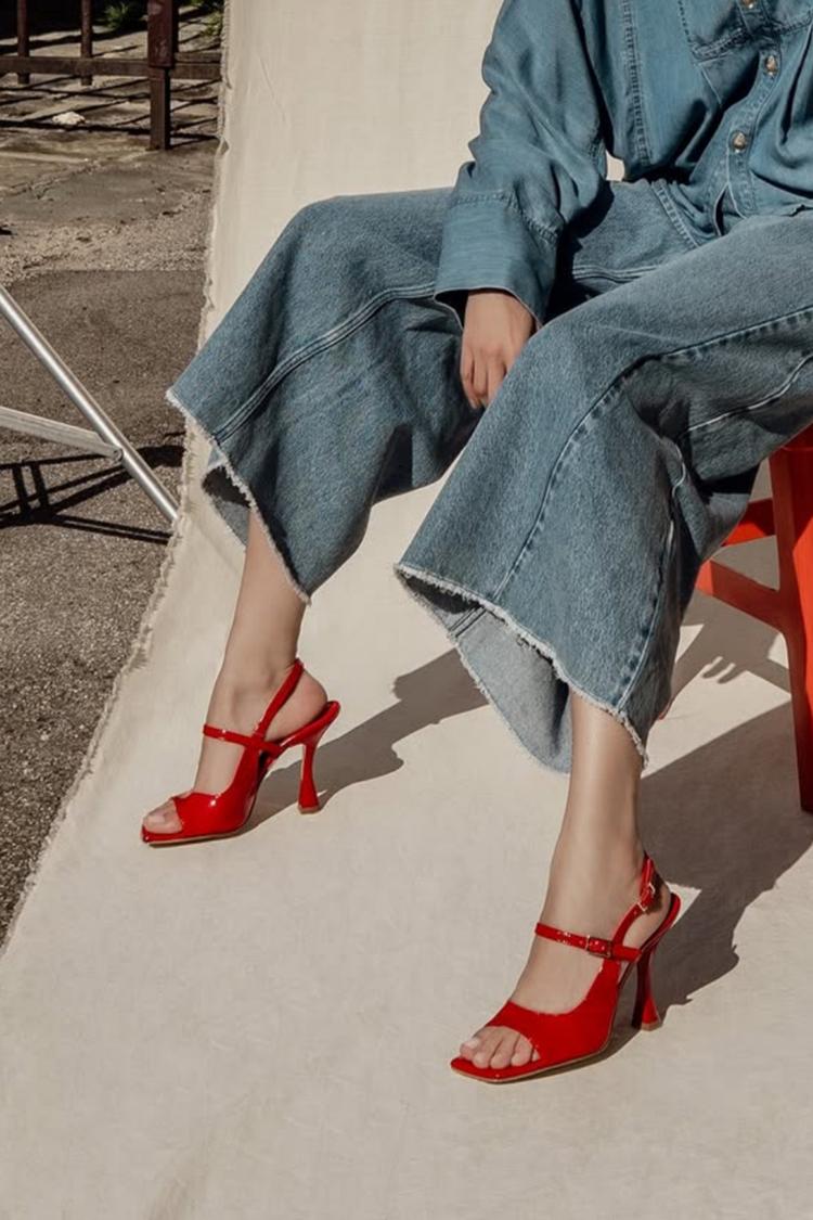 Scarpe con tacco a spillo rosse con cinturino sul collo del piede in tinta unita e punta aperta [Pre-ordine]