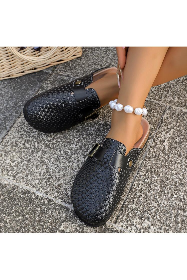 Mule casual de bico redondo com fivela decorativa e tira tecida de cor sólida