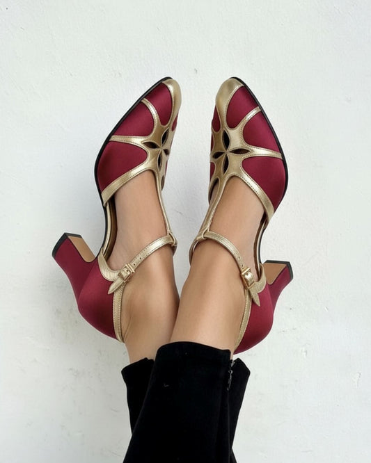 Bordeauxrote Satin T-Riemchen Pumps mit spitz zulaufender Spitze und Blockabsatz [Vorbestellung]