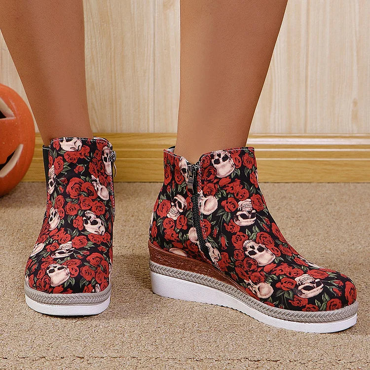 Halloween-Rosen-Stiefeletten mit Totenkopf-Print, runder Zehenpartie und Keilabsatz