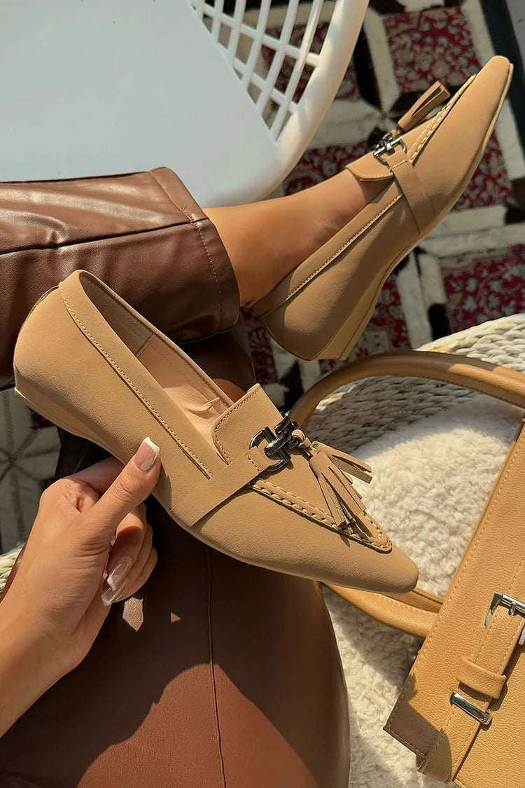Metalowe klamry, frędzle, dekoracja, mokasyny khaki z ostrym noskiem [Przedsprzedaż]