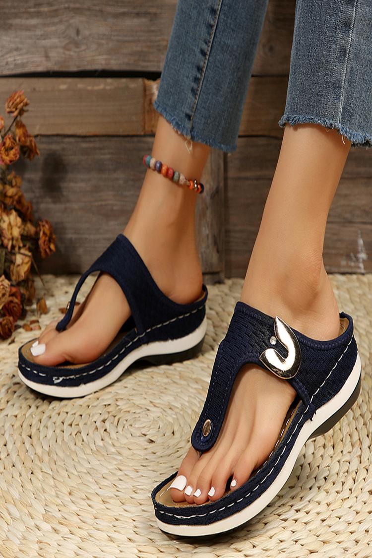 Chanclas de cuña con hebilla en forma de U de aleación y costura decorativa 