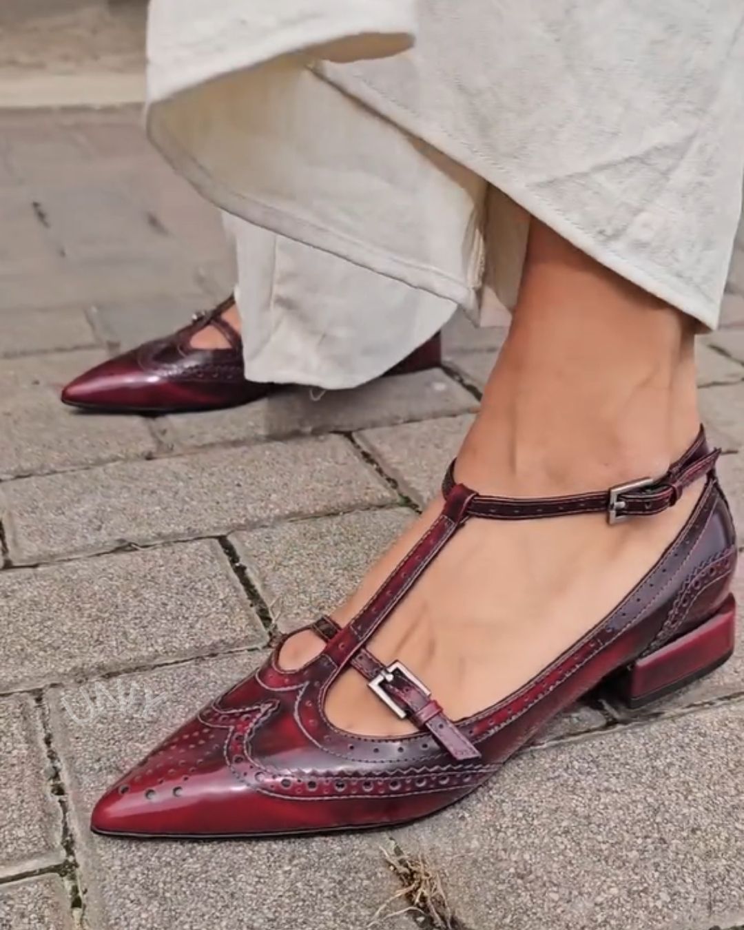 Décolleté con tacco a blocco vintage, cinturino a T e punta bordeaux [Pre-ordine]