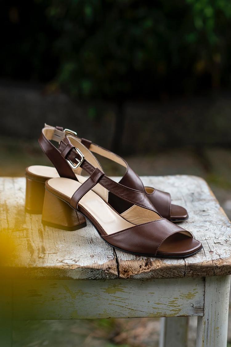 Scarpe con tacco grosso marroni con punta aperta, cinturino asimmetrico e fibbia in tinta unita [Pre-ordine]