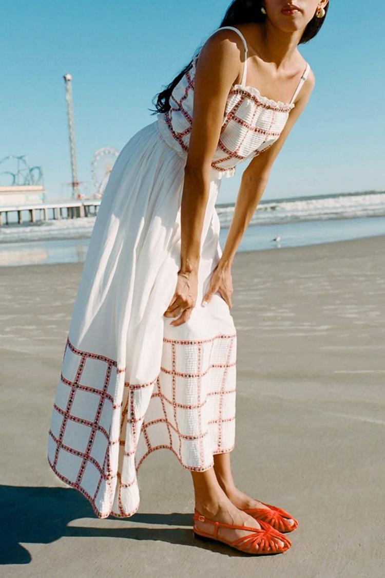 Sandalias rojas con tira trasera y agujeros de color liso [Reserva]