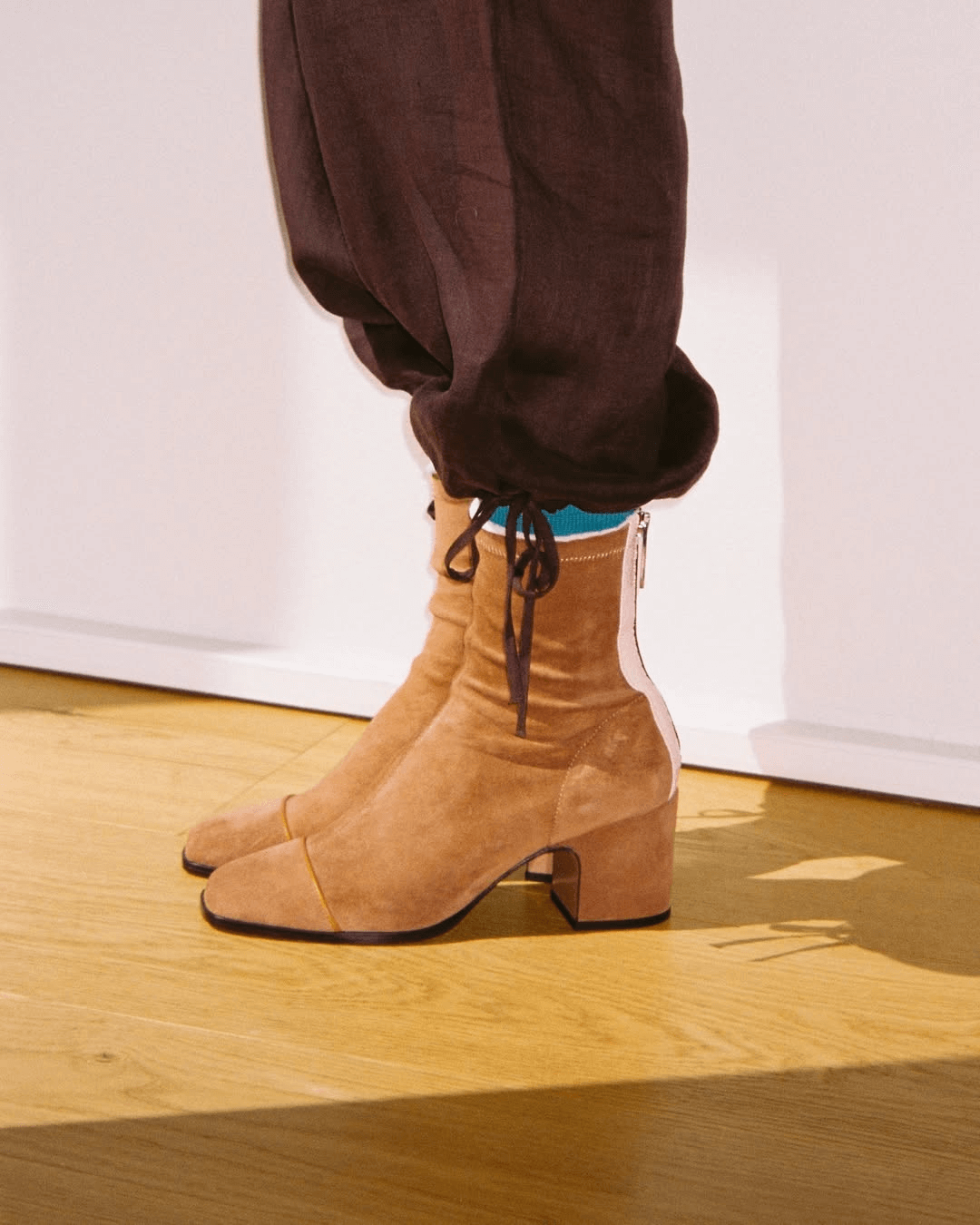 Kamelfarbene mittelhohe Stiefel mit Farbblock-Reißverschluss und eckiger Zehenpartie und klobigem Absatz