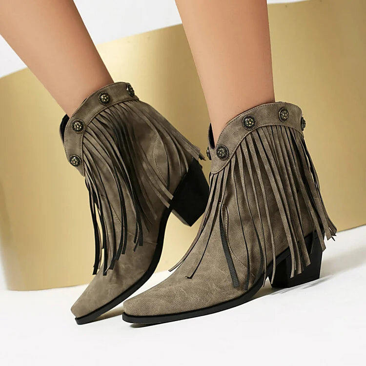 Ankle Boots mit Fransenbesatz und metallischen Nieten und eckiger Zehenpartie und klobigem Absatz