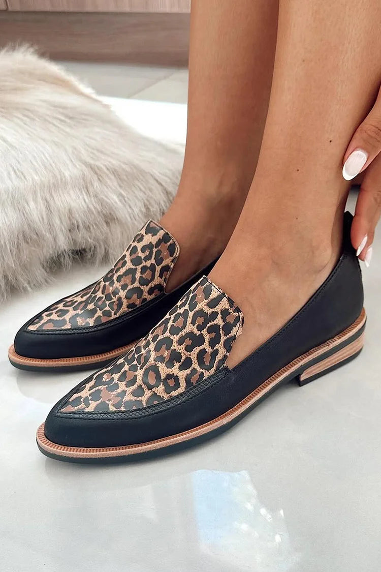 Czarne mokasyny w panterkę z ostrym noskiem i bocznym wycięciem w kształcie litery V [Przedsprzedaż]