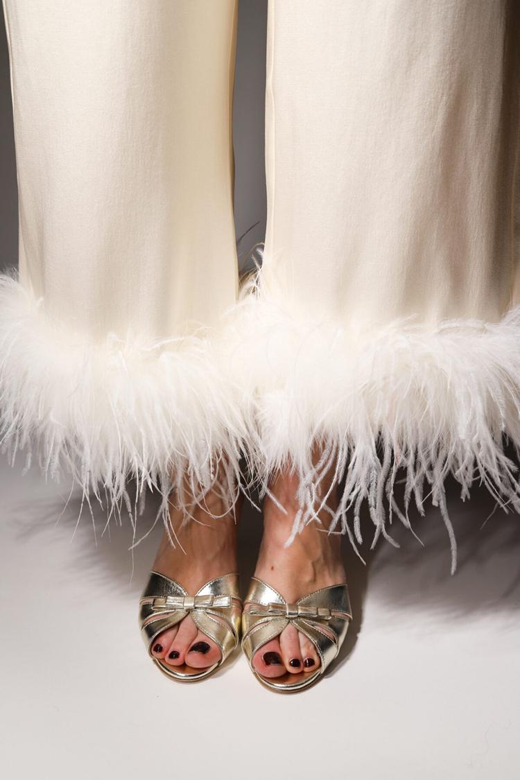 Scarpe con tacco grosso color champagne, con punta aperta e traforata e fiocco [Pre-ordine]