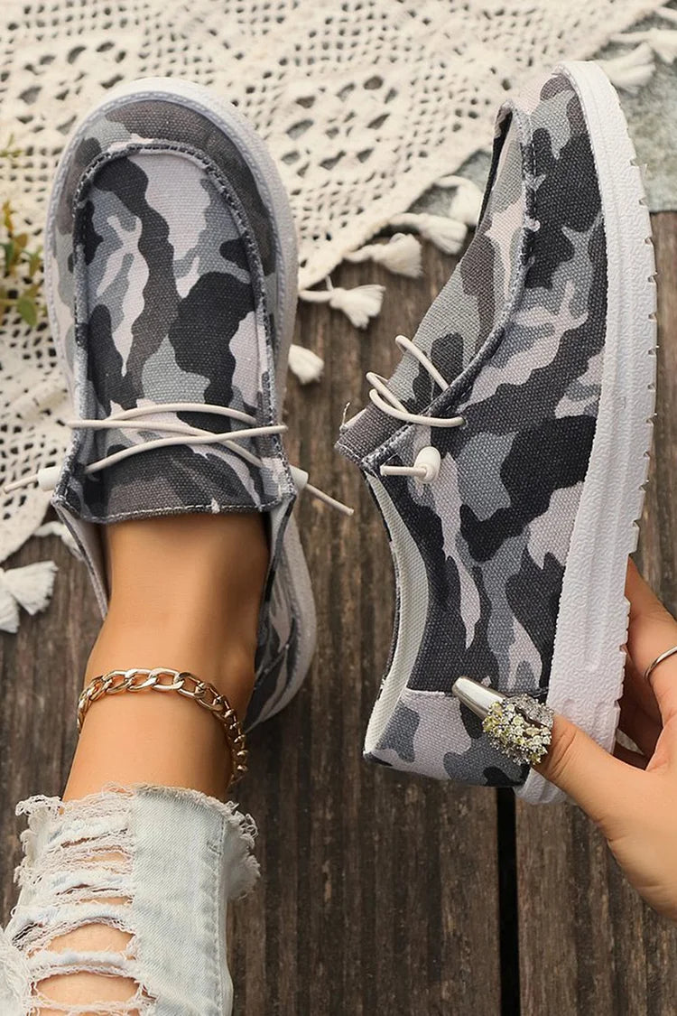 Lässige Canvas-Sneaker zum Schnüren mit Camouflage-Print und runder Zehenpartie