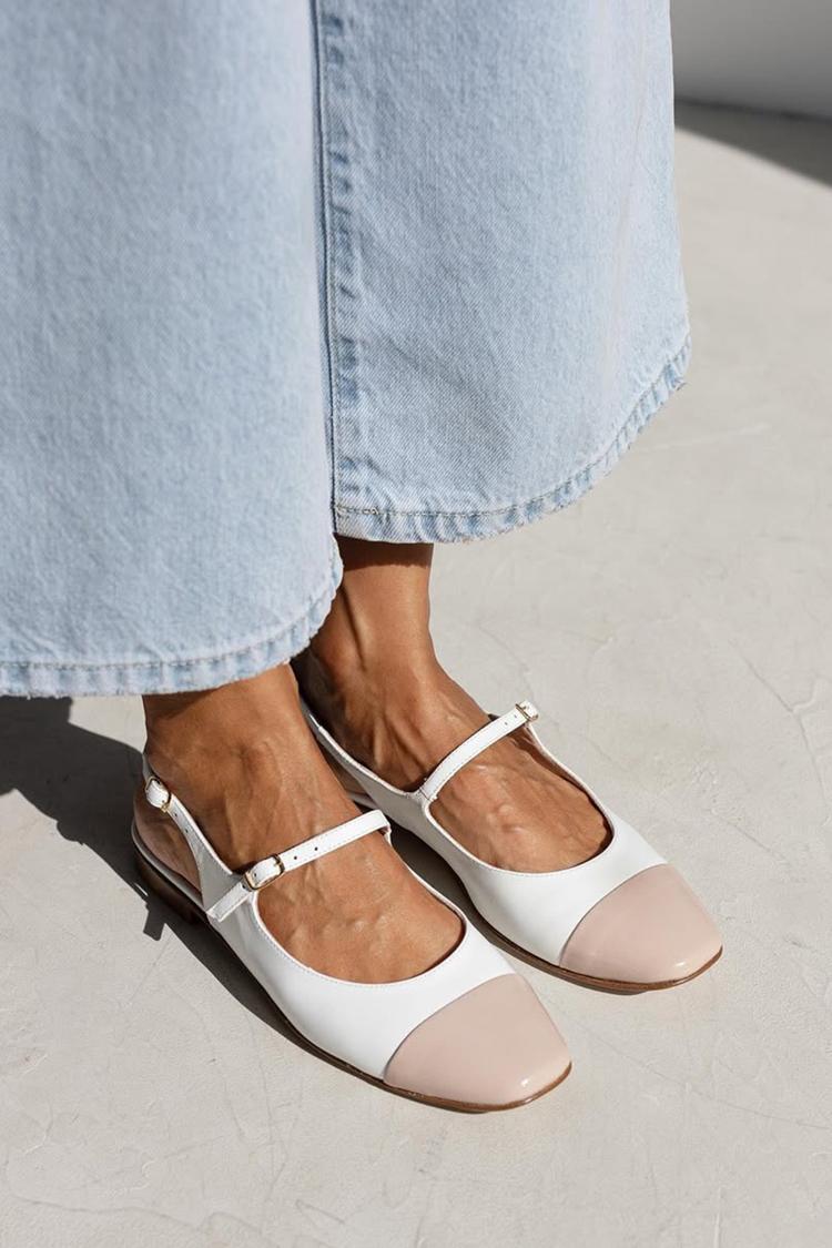 Sabrinas brancas com tira de fivela no peito do pé e slingback colorblock [Pré-encomenda]