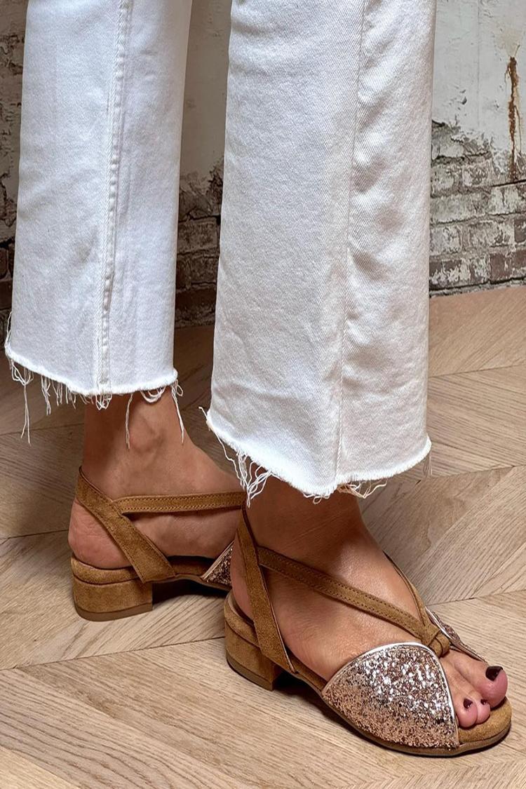 Sandalias marrones informales con punta abierta y tira trasera brillante