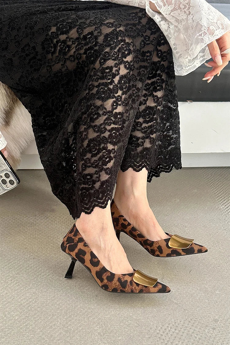 Tacones de aguja con punta puntiaguda y estampado de leopardo con decoración de metal