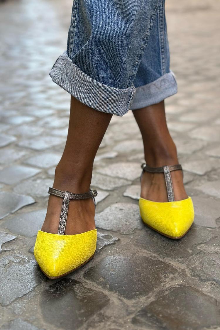 Scarpe basse gialle con punta a punta e cinturino a T e blocchi di colore [Pre-ordine]