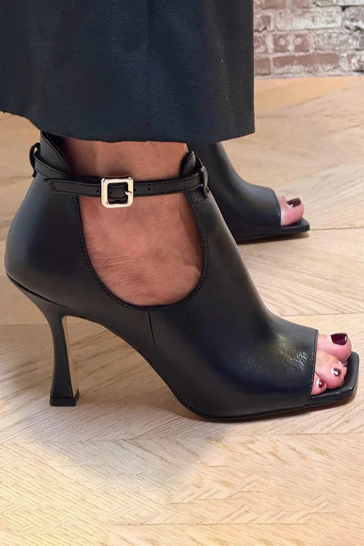 Tacco a spillo nero con cinturino alla caviglia e fibbia con punta quadrata ritagliata [Pre-ordine]