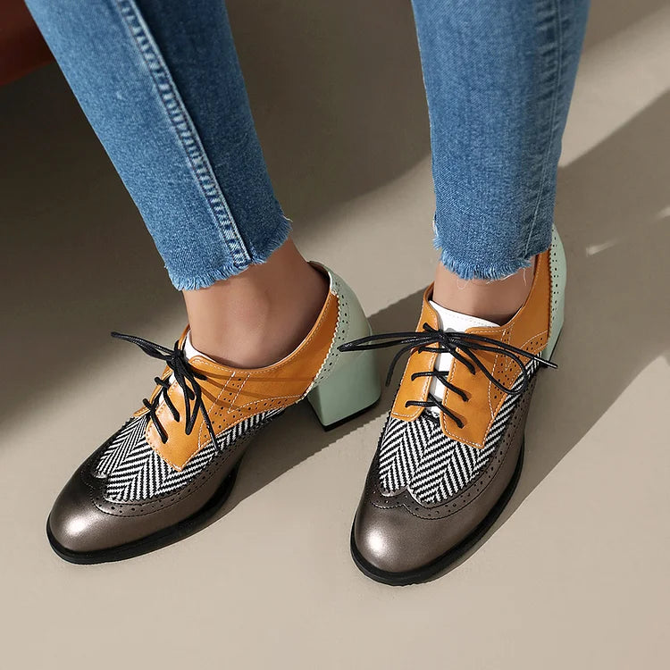 Oxford Brogues com atacadores, biqueira redonda, salto grosso, bloco de cores em patchwork