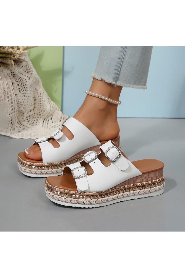 Ciabatte con zeppa a punta quadrata, con fibbia multi-cinturino e rivetti in metallo 