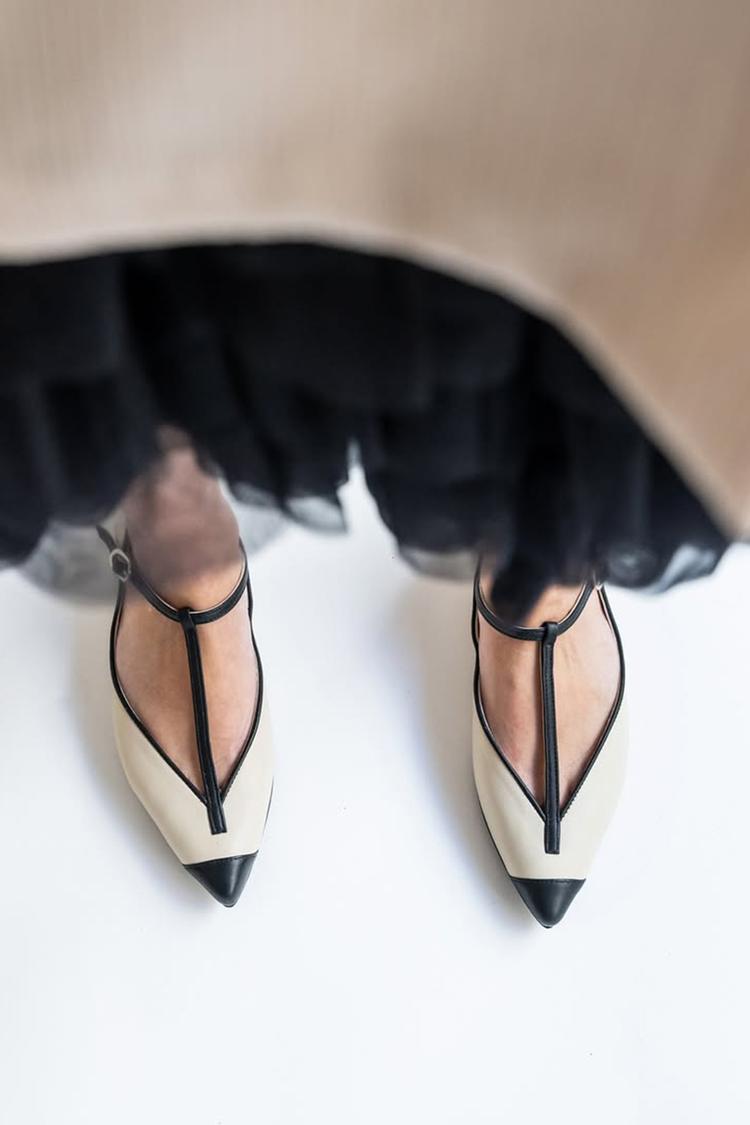 Scarpe basse beige con punta a punta e fibbia a T color block [Pre-ordine]