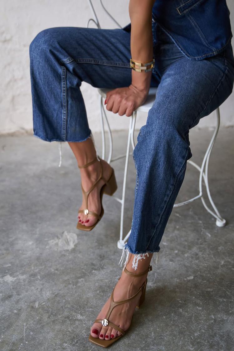 Scarpe con tacco grosso marrone, punta quadrata, cinturino alla caviglia con fibbia e decorazioni in metallo [Pre-ordine]