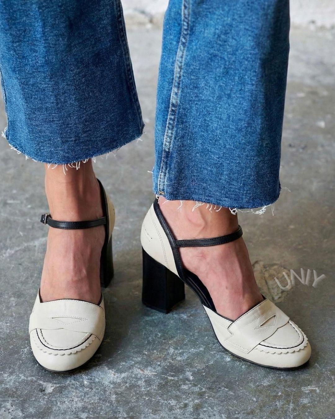 Mocassin classique crème à bords festonnés Mary Jane avec bride cheville et talons blocs [Précommande]
