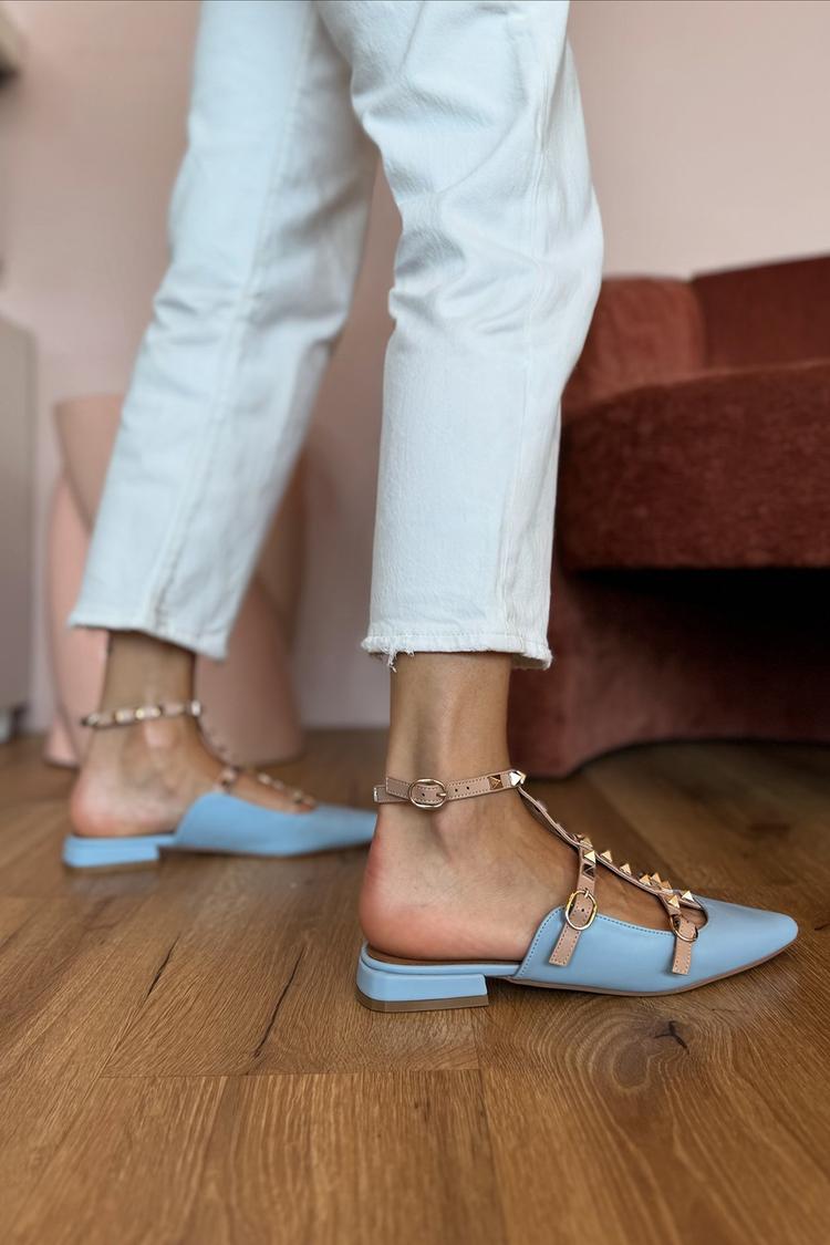 Scarpe basse blu con cinturino incrociato, borchie in metallo e punta affilata [Pre-ordine]