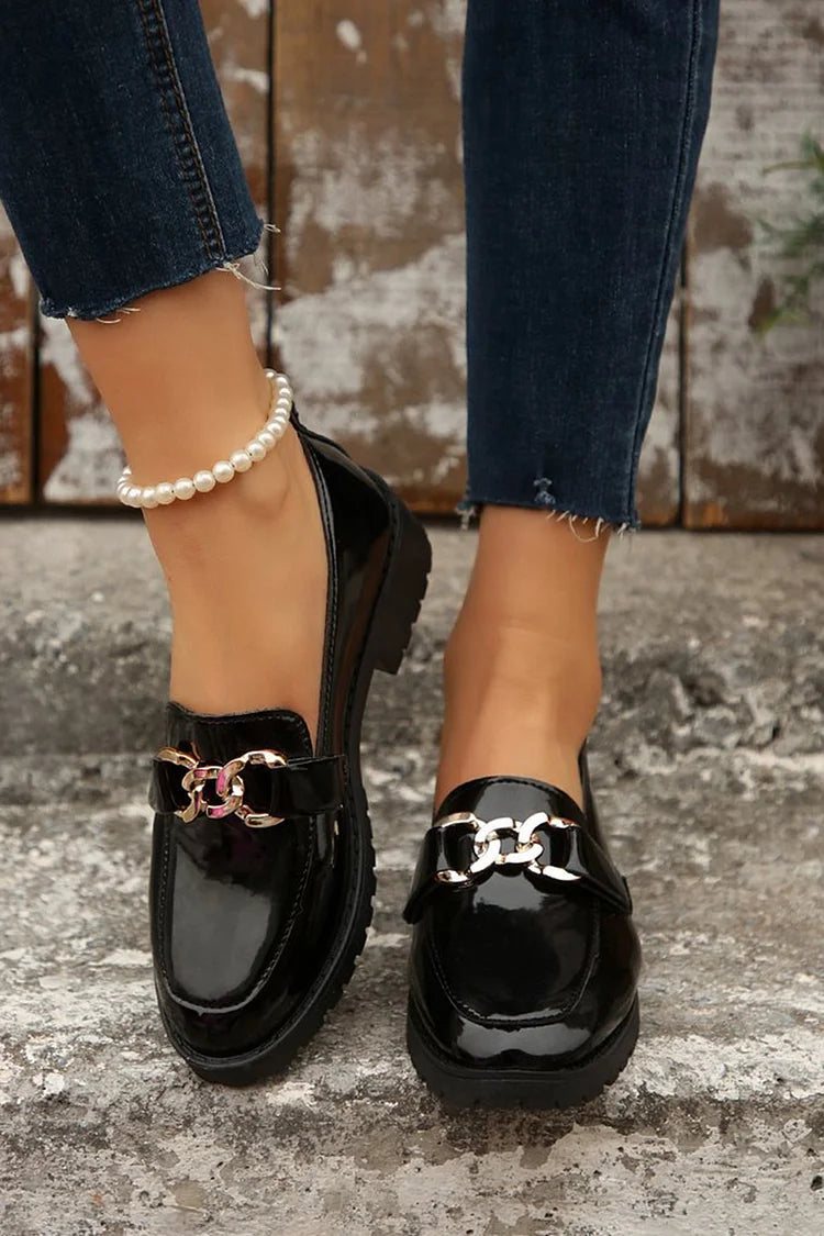 Metalowy łańcuch dekoracyjny, okrągły nosek, niski blokowy obcas, casualowe loafersy