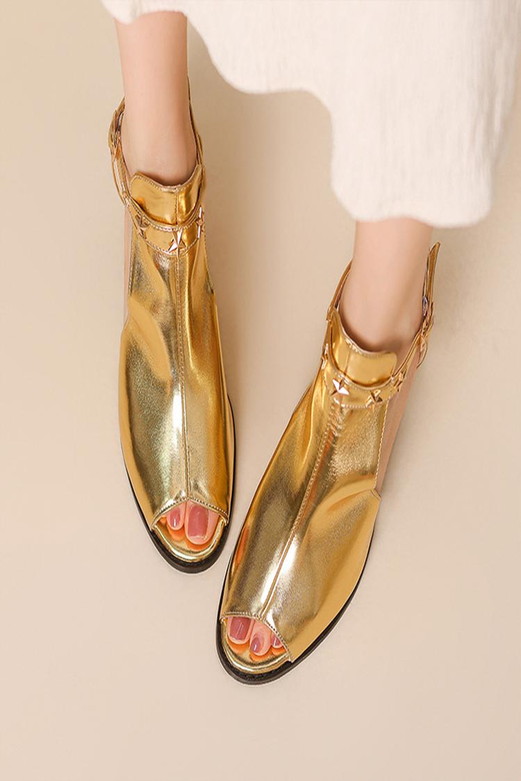 Tacones gruesos con punta abierta y brillo metálico con hebilla y tiras en el tobillo con decoración de estrellas