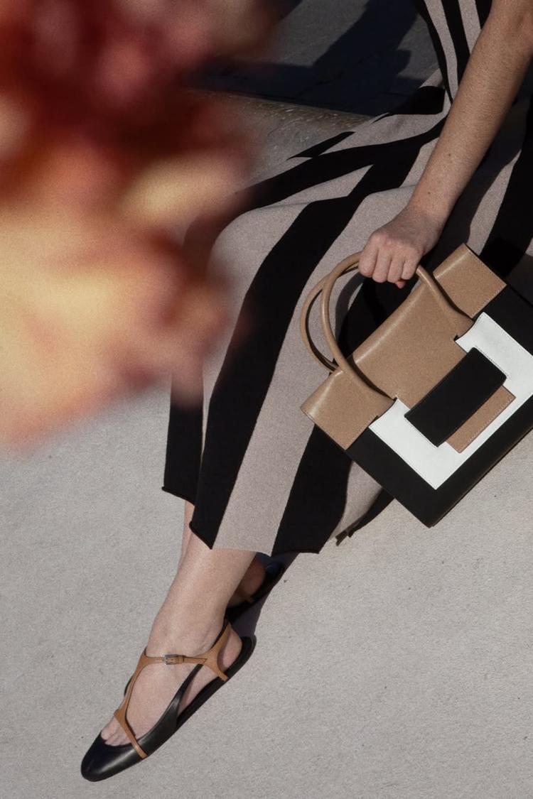 Sabrinas pretas com fivela de tira colorida, biqueira redonda e tira atrás [Pré-encomenda]