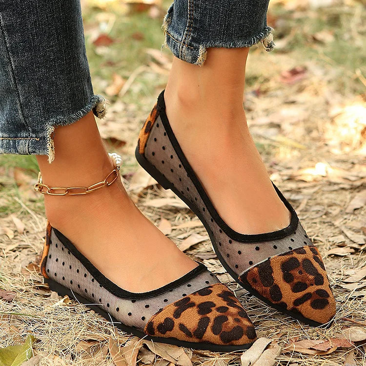 Zapatos planos sin cordones con punta puntiaguda y parches de malla con estampado de leopardo 