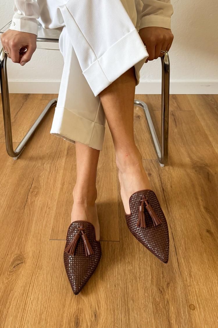 Scarpe basse marrone scuro con punta a punta e decorazioni a nappa, tinta unita [Pre-ordine]