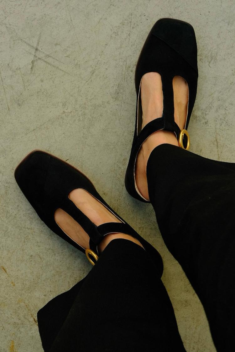 Scarpe basse nere con punta quadrata, cinturino a T in tinta unita e fibbia [Pre-ordine]