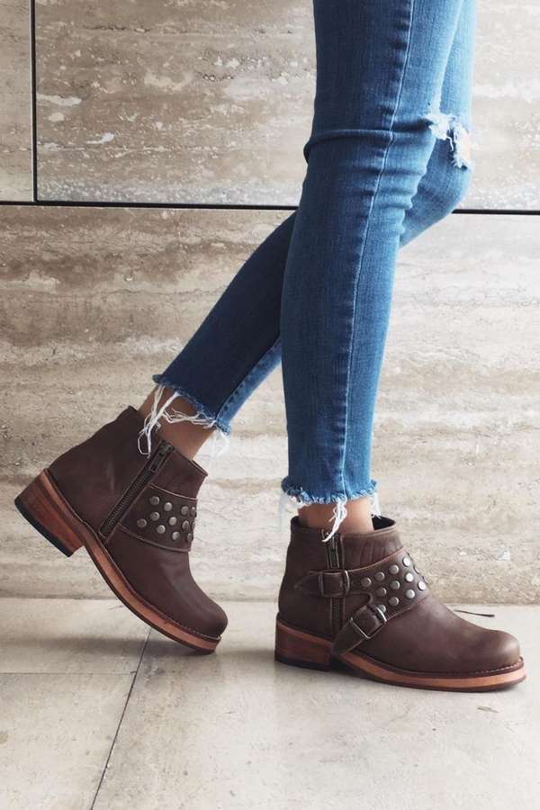 Botas de Cano Curto com Salto Bloco, Fecho Lateral e Pele Sintética com Tachas [Pré-Encomenda]