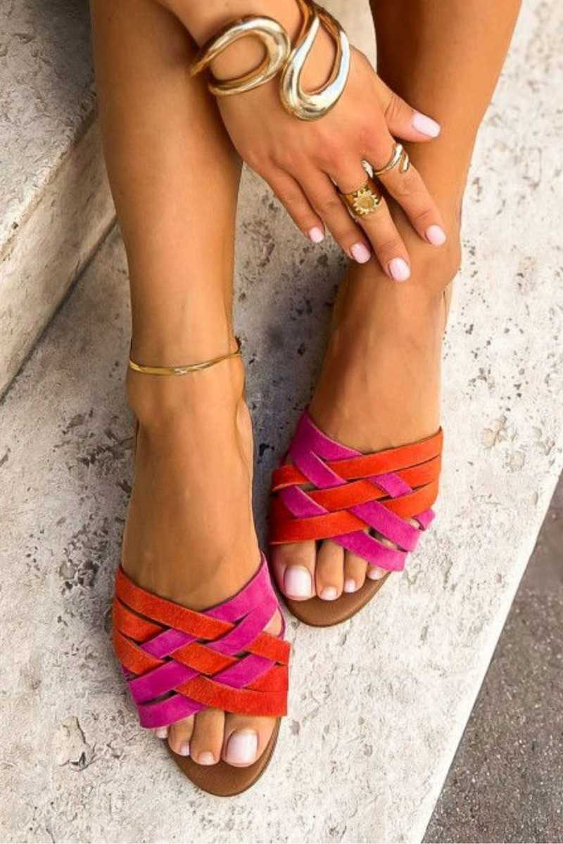 Weiße Sandalen mit Farbblock-Crossover-Riemen und offener Zehenpartie