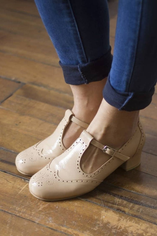 Zapatos de tacón bajo de charol con tira en T perforada y punta redonda [Reserva]