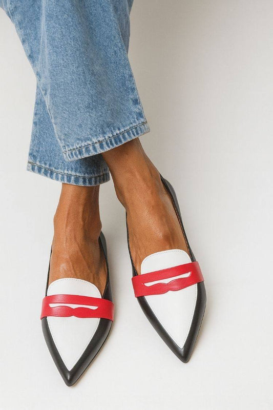 Mocassini bassi con cinturino rosso in pelle color block e punta