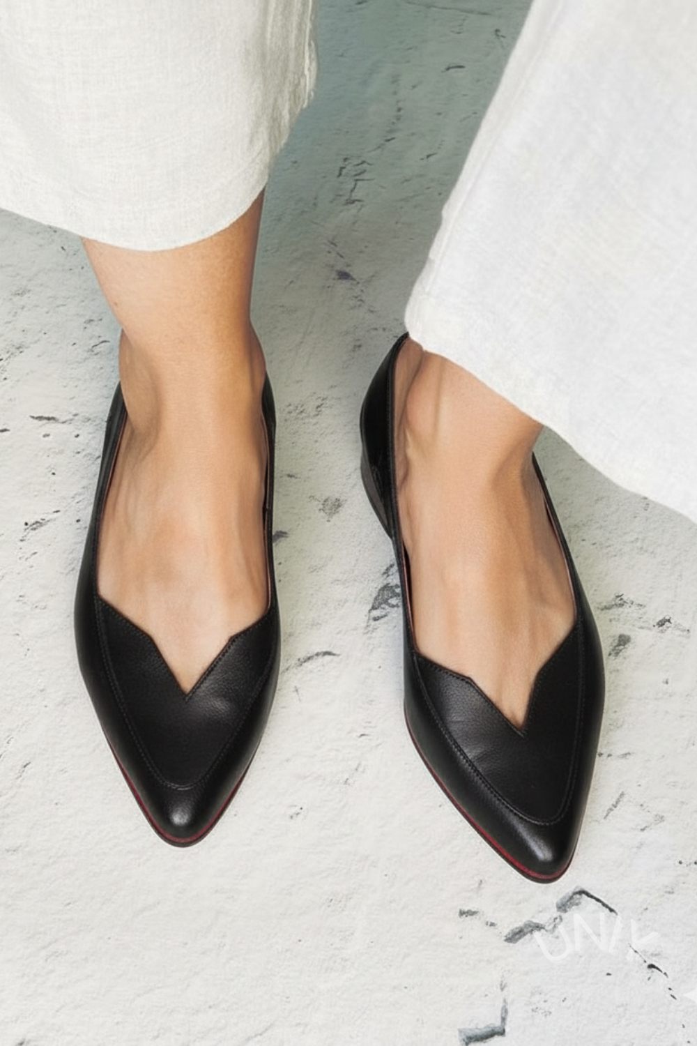 Schwarze Leder V-förmige Spitz zulaufende Ballerinas [Vorbestellung]