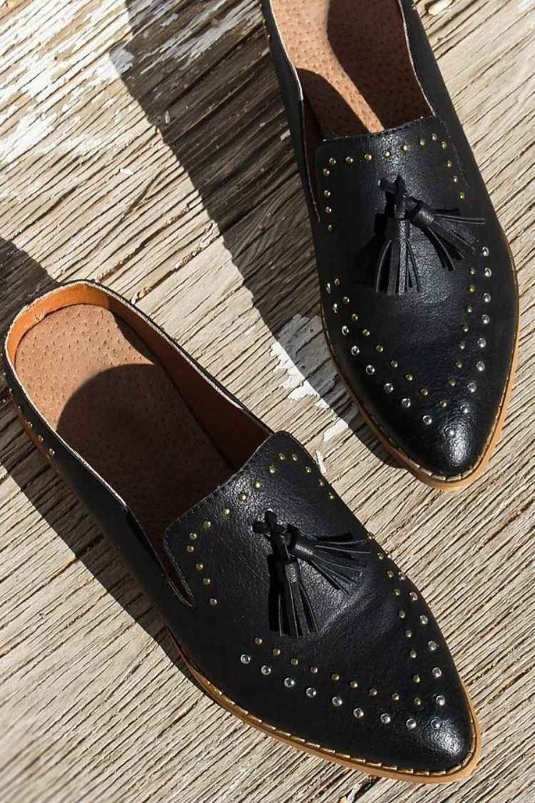 Ballerine slip-on a punta con nappe borchiate in similpelle [Pre-ordine]