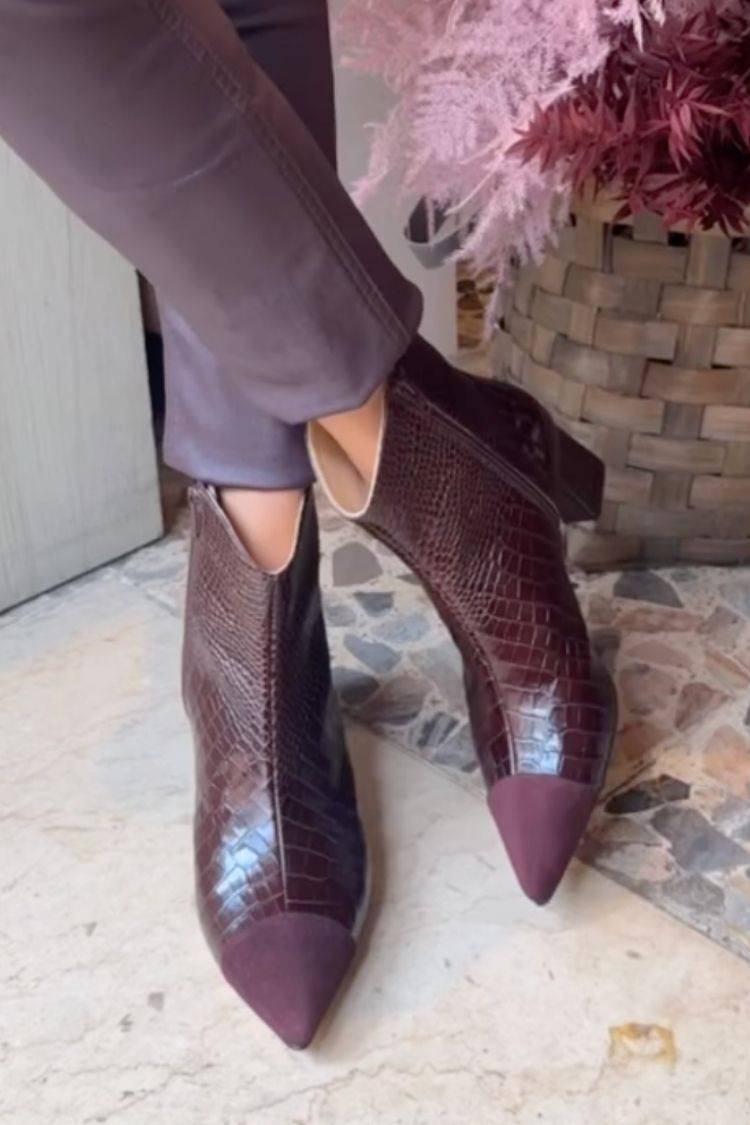 Botines burdeos con punta puntiaguda y patchwork con estampado de cocodrilo