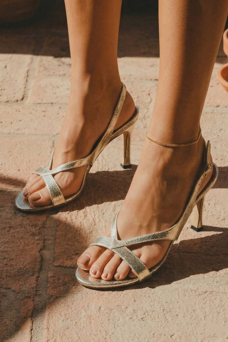 Sandálias Stiletto Slingback com Tiras Cruzadas Douradas Metálicas [Pré-venda]