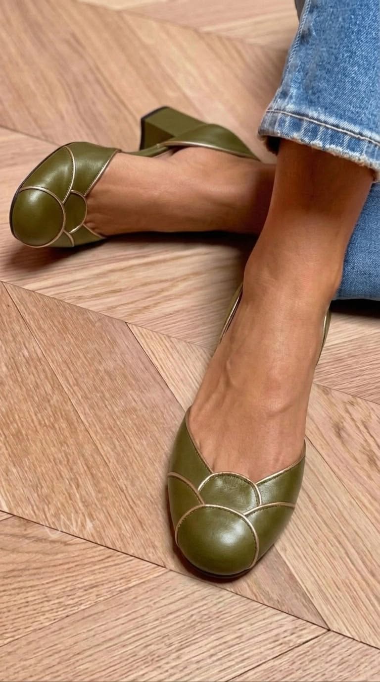 Elegantní černé boty s detaily zlatého lemu, kulatou špičkou a blokovým podpatkem