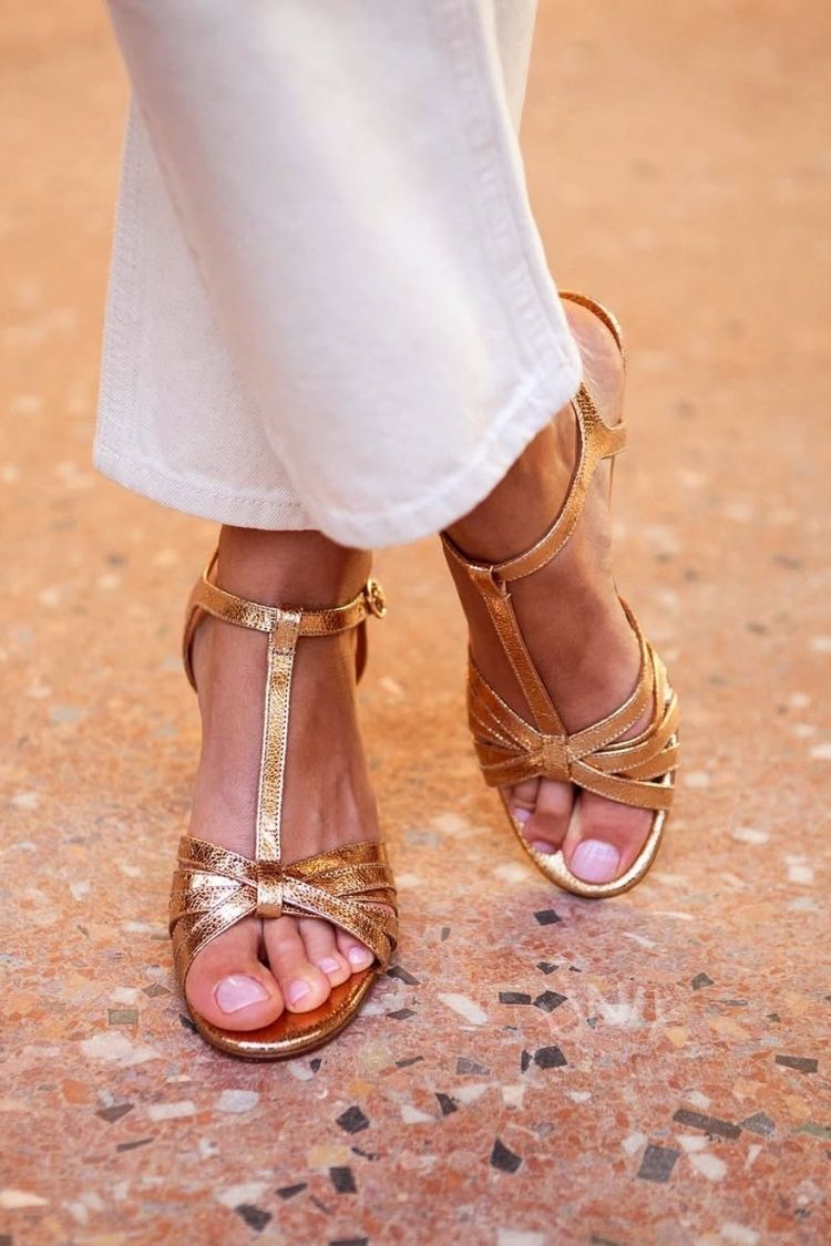 Chique roségouden metallic zomersandalen met T-bandje en knoop [Pre Order]