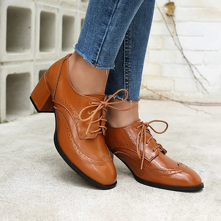 Oxford Brogues com atacadores, biqueira redonda, salto grosso, bloco de cores em patchwork