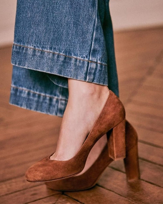 Elegante Blockabsatz-Pumps aus karamellfarbenem Kunstwildleder mit rundem Zehenbereich [Vorbestellung]