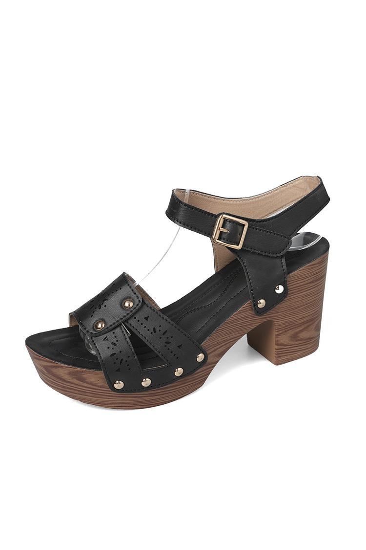 Sandali casual con tacco, punta tonda, tinta unita, con borchie in metallo traforate