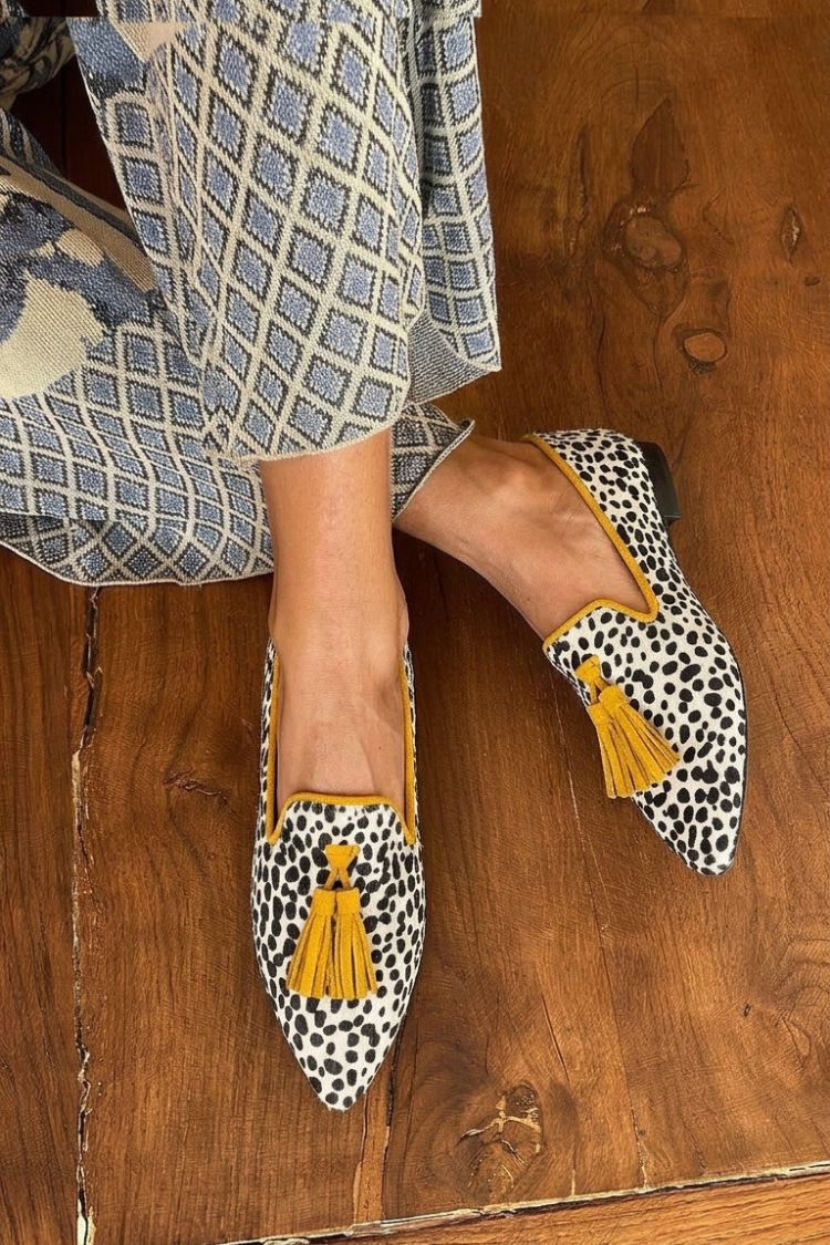 Sapatilhas Pontiagudas com Tassel Amarelo e Pelo de Bezerro Estampado em Leopardo Colorblock [Pré-venda]