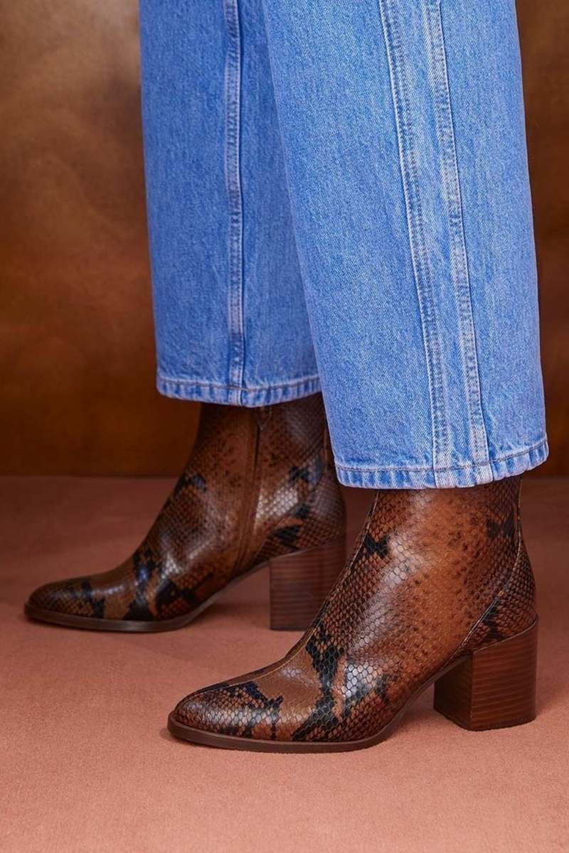 Botas de Cano Curto com Salto Bloco, Estampa de Cobra Castanha em Pele Sintética [Pré-Encomenda]