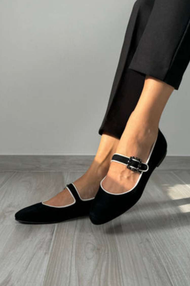 Zamszowe baleriny Mary Jane z kontrastową lamówką i klamrą [Przedsprzedaż]