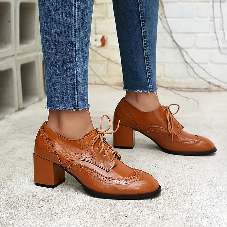 Oxford Brogues com atacadores, biqueira redonda, salto grosso, bloco de cores em patchwork