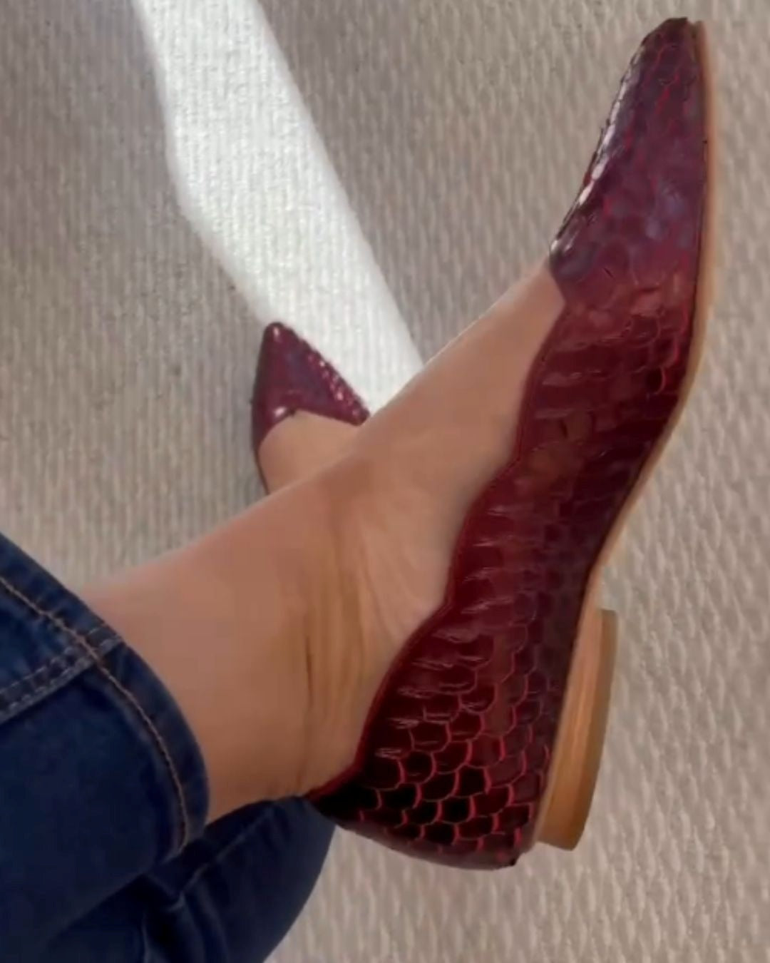 Sabrinas Bico Apontado com Estampa de Crocodilo em Relevo [Pré-Encomenda]